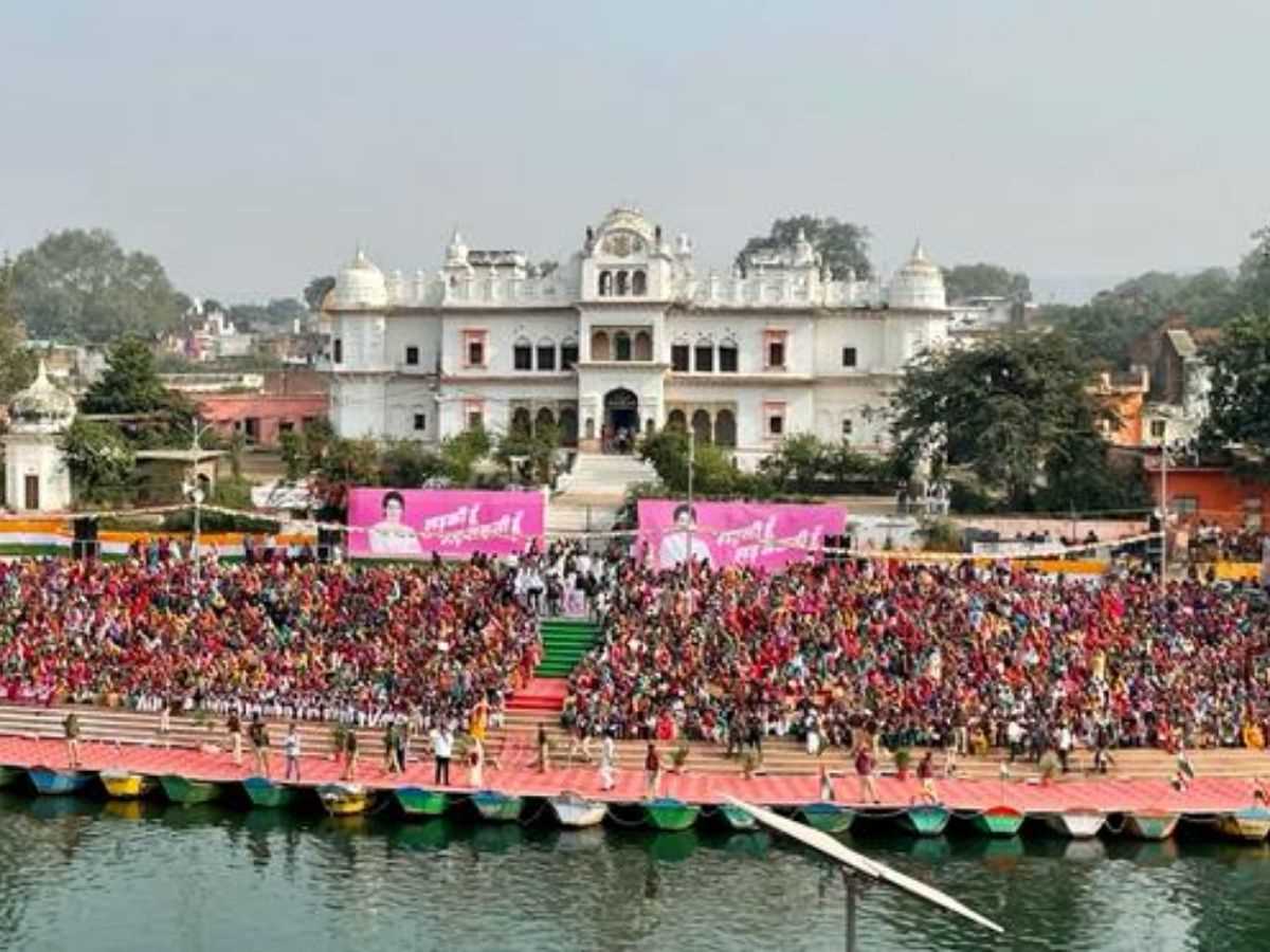 प्रियंका ने यूपी के चित्रकूट में महिलाओं से की बात